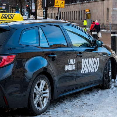 En taxi väntar på en kund i ett vintrigt Helsingfors. 