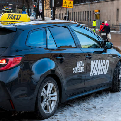En taxi väntar på en kund i ett vintrigt Helsingfors. 