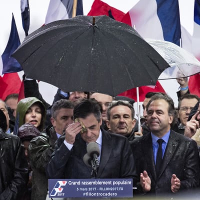 François Fillon talar till sina anhängare vid en stöddemonstration i Paris 5.3.2017