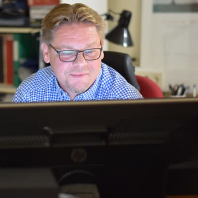 Man sitter vid dator och arbetar.