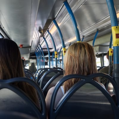 Passagerare i en buss.