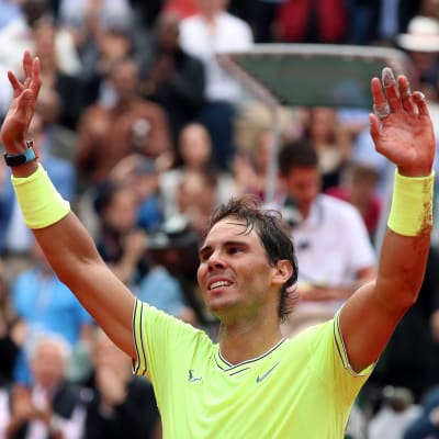 Rafael Nadal sträcker armarna i luften