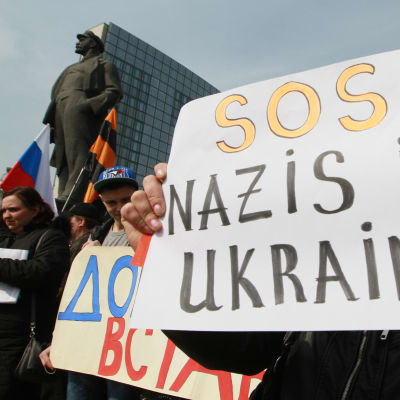Proryska demonstranter i Donetsk i Ukraina