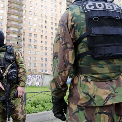 Ryska FSB:s insatsstyrkor i St.Petersburg under räd mot misstänkt terrorcell.