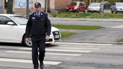 Mikael Appel på ett övergångsställe