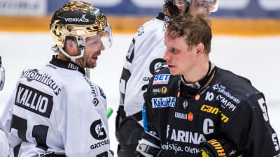 Tomi Kallio och Lasse Kukkonen skakar hand.
