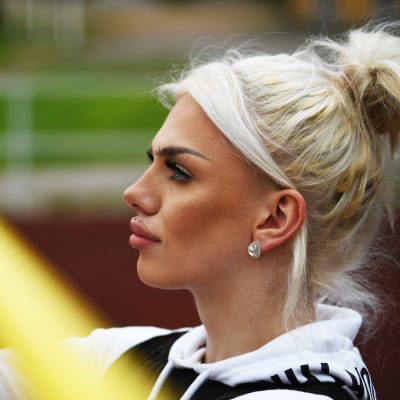 Höjdhopparen Jade Nyström justerar ribban.