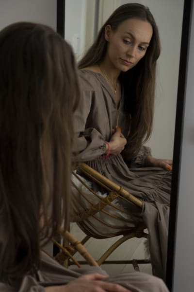 Porträttbild av Kajsa Quinterno fotad via en spegel. 