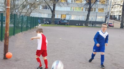 Pojkar spelar fotboll