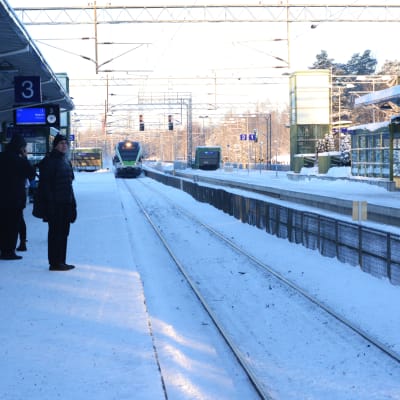 I-tåget kommer in på Hoplax station på vintern.