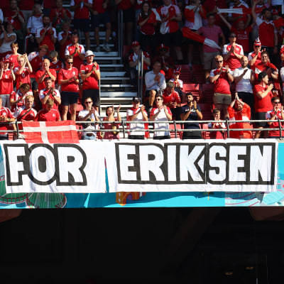 Christian Eriksen hyllas på banderoll.