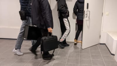 Personer går in i en rättssal den 4 mars 2022.