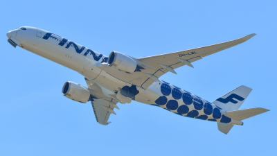 Ett Finnairplan av modellen Airbus A350 i luften. 