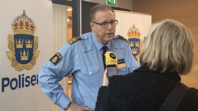 Polis blir intervjuad