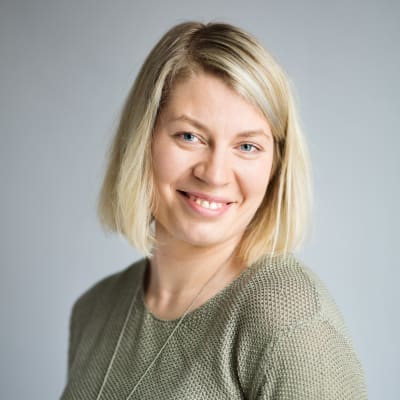Jenna Moisala. Hon är fysioterapeut, terapeut, doula, förlossningscoach och hypnoterapeut. 