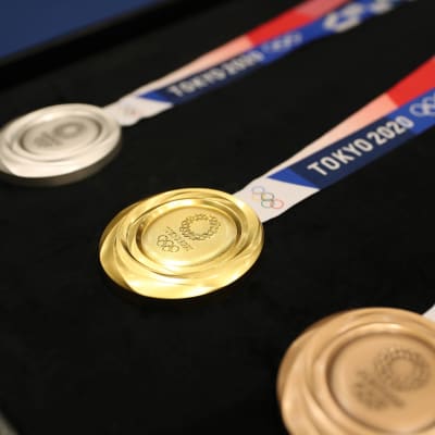 Tokion olympialaisten mitalit esittelyssä.