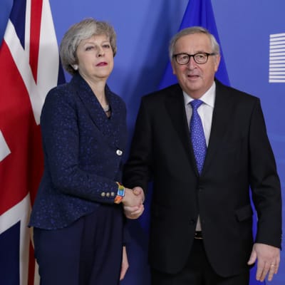 Inga hjärtliga miner då Storbritanniens premiärminister Theresa May välkomnades av EU-kommissionens ordförande Jean-Claude Juncker i Bryssel på torsdagen. 