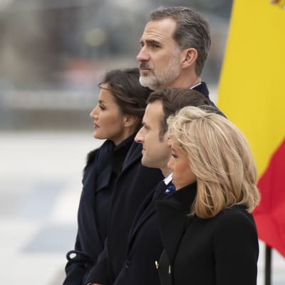 Espanjan kuningas Felipe VI ja kuningatar Letizia osallistuivat terrori-iskujen muistojuhlaan Ranskan presidentin Emmanuel Macronin ja tämän puolison Brigitte Macronin kanssa Pariisissa Ranskassa 11. maaliskuuta 2020.