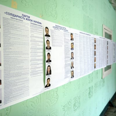 Lista över kandidater i ukrainska parlamentsvalet i en vallokal på valdagen den 26 oktober 2014.
