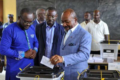 Gabons president Ali Bongo lögger sin röst i valet den 26 augusti 2023.