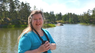 Kvinna framför hav.
