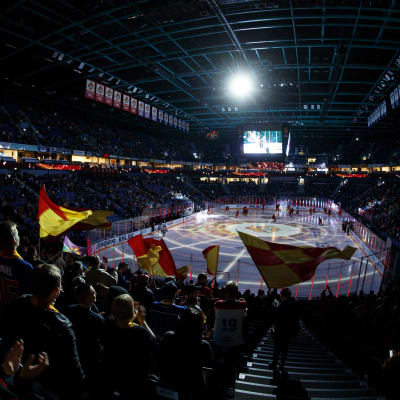 Helsingin areena sisältä. Paikalla runsaasti katsojia.