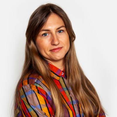 Reporter med färgglad skjorta.