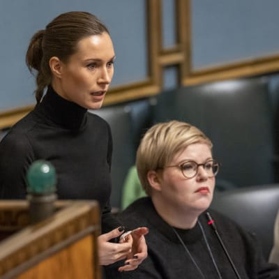 Statsminister Sanna Marin och finansminister Annika Saarikko i riksdagen 9.11.2022.