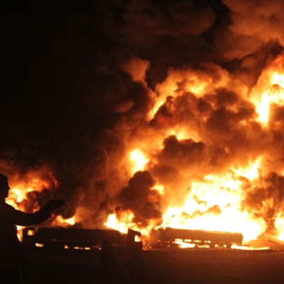 Tankbilar brinner efter en talibanattack utanför Kabul, Afghanistan.
