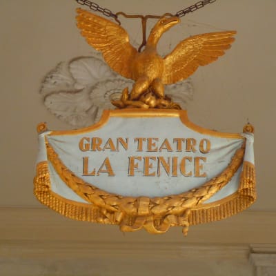 Ingången till  La Fenice i Venedig