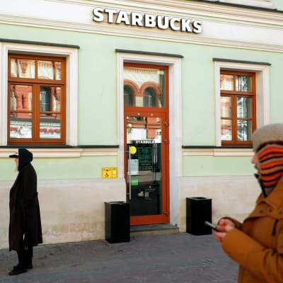 Henkilöitä Starbucksin edustalla Moskovassa.