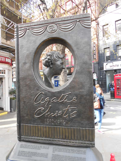 Minnesstaty över Agatha Christie i London.