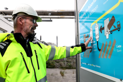 Man i arbetskläder framför en karta över bioavfall