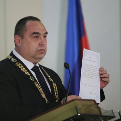 Ukrainska separatiskledaren Igor Plotnitskij svär en ed år 2014.
