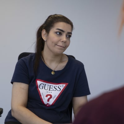 Ahmad Khamal Sheima Shine henkilöstöpalvelun haastattelussa. 