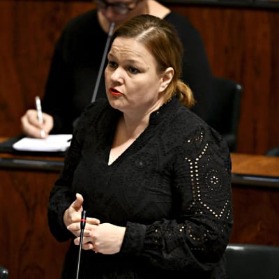 SDP:s Krista Kiuru under riksdagens muntliga frågestund i Helsingfors den 19 oktober 2023.
