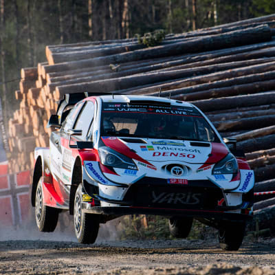 Kalle Rovanperä kör i det svenska rallyt.
