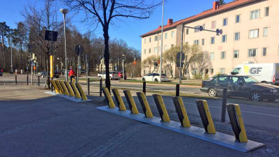 Stadscykelstation utan en enda cykel, i Kottby i Helsingfors.