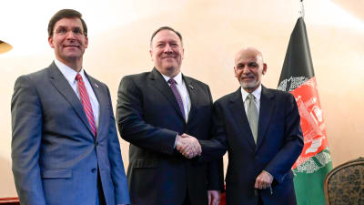 USA:s utrikesminister skakar hand med Afghanistans president Ashraf Ghani (till höger) och USA:s försvarsminister Mark Esper (till vänster) tittar på. Herrarna träffades i Munchen.