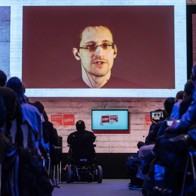 Tietovuotaja Edward Snowden puhui CeBIT- tietokonemessuilla Saksan Hanoverissa viime vuonna.