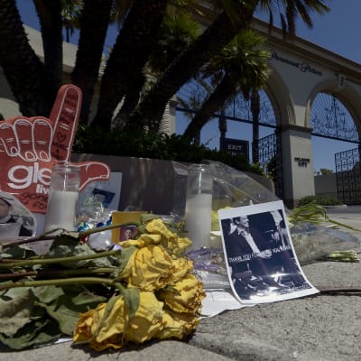 Blommor och andra föremål som placerats utanför filmbolaget Paramount Pictures i Los Angeles till minne av  skådespelaren Cory Monteith som dog av en överdos.