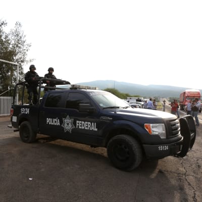 Federala poliser lämnar ranchen i delstaten Michoacan i västra Mexiko där 43 civila dödades, 22 av dem genom avrättning enligt landets människorättskommission