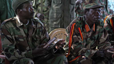 Joseph Koney (till vänster) och Vincent Otti (oik.) vierellään kuvattuna 12. marraskuuta 2006 Sudanissa den 12 november 2006 i Sudan.