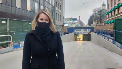 Kvinna står framför ingången till torgparkeringen i Åbo. 