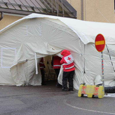 Ett tält byggs utanför ett sjukhus