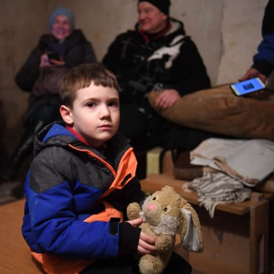 Mikhailo, 5 vuotta, odotti pommisuojassa pehmolelun kanssa.
