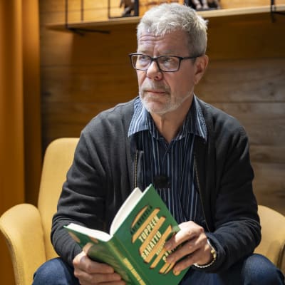Toimittaja Ari Korvola istuu Hotelli Pasilan aulassa.