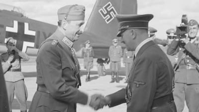 Adolf Hitler besöker Carl Gustaf Mannerheim på dennes 75-årsdag i Immola 4.6.1942.