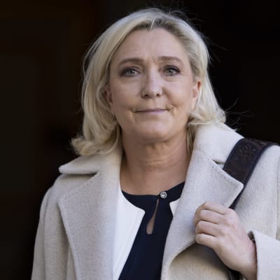 Blond kvinna ler mot kameran. Kvinnan är ytterhögerpolitikern Marine Le Pen.