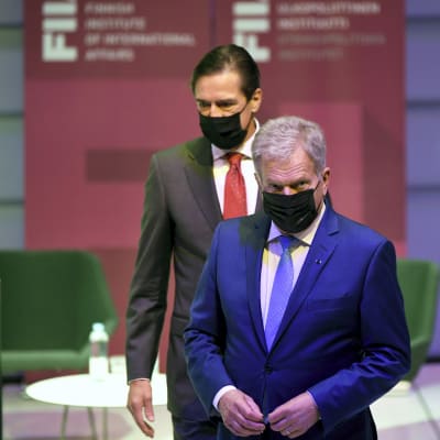 Sauli Niinistö esiintyi Ulkopoliittisen instituutin Forum tapahtumassa 29. syyskuuta. Kävelee maski kasvoillaa, taustalla muita osallistujia.